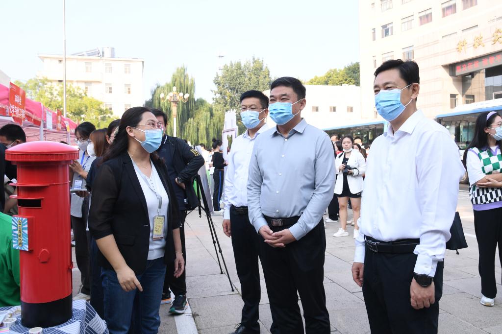 学校领导检查迎新工作看望慰问2022级新同学