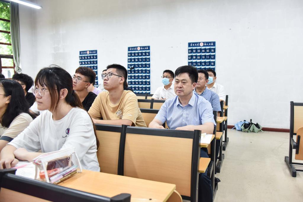 学校领导深入课堂听“开学第一课”