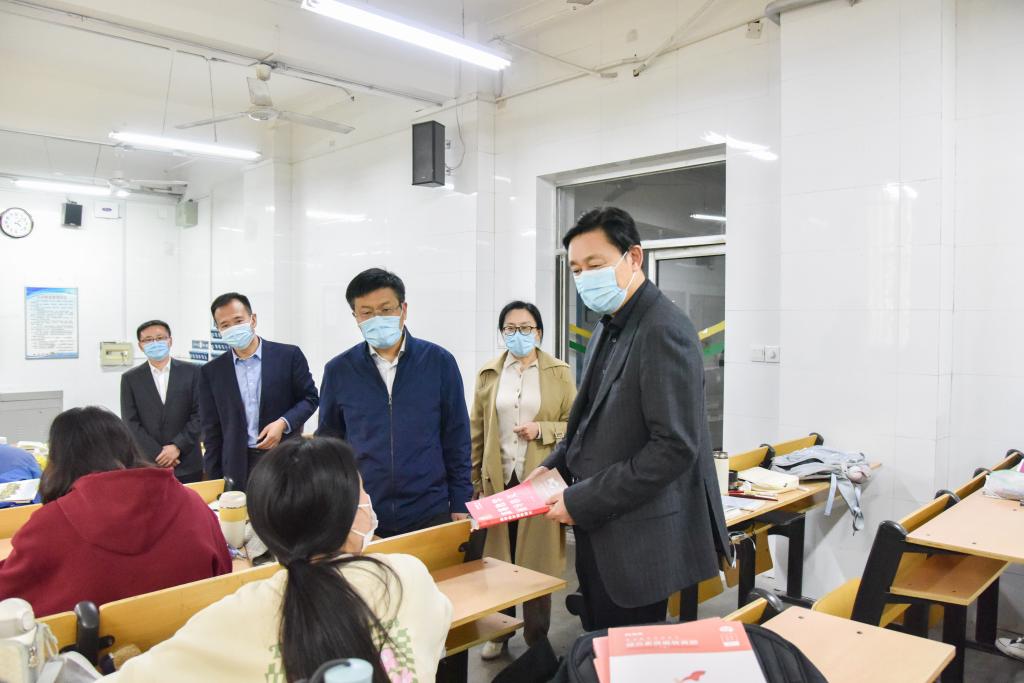 张洪海检查校园安全和疫情防控工作